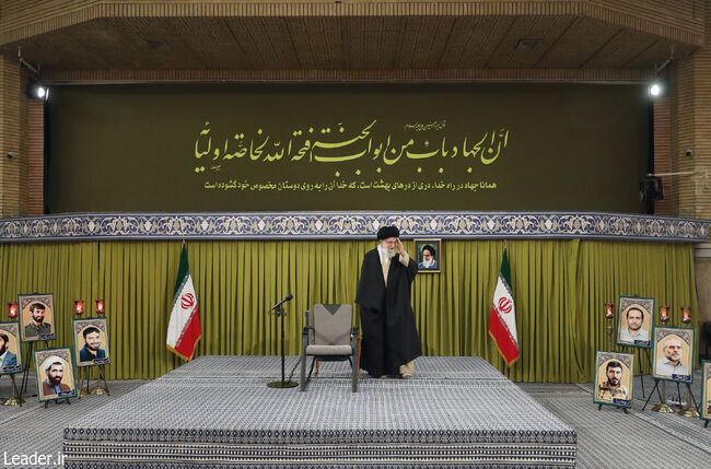 قائد الثورة الإسلامية المعظم يلتقي مسؤولي ملتقى تخليد ذكرى شهداء طهران