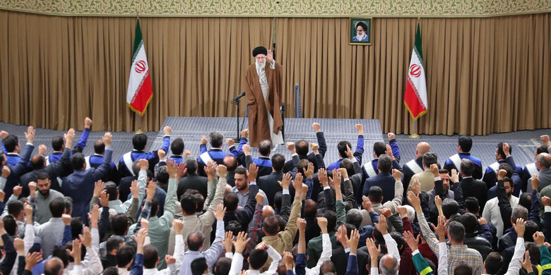 قائد الثورة الإسلامية المعظم يستقبل آلاف العمّال من مختلف أنحاء البلاد