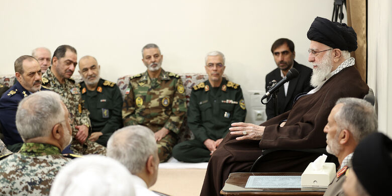 قائد الثورة الإسلامية المعظم يلتقي كبار قادة القوات المسلحة