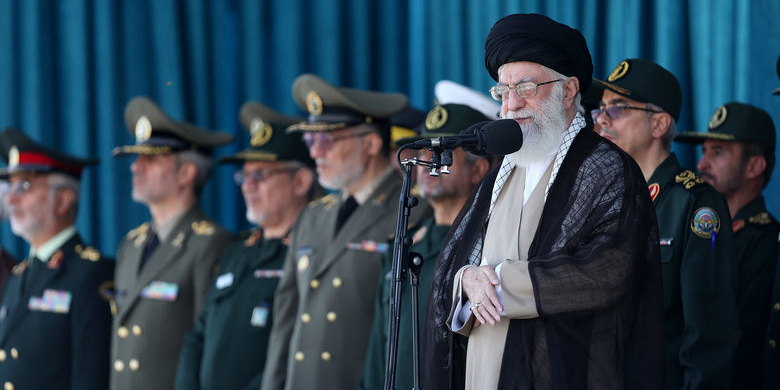 رہبر انقلاب اسلامی نے پولیس اکیڈمی کی پاسنگ آؤٹ پریڈ سے خطاب کیا رہبر انقلاب اسلامی نے پولیس اکیڈمی کی پاسنگ آؤٹ پریڈ سے خطاب کیا