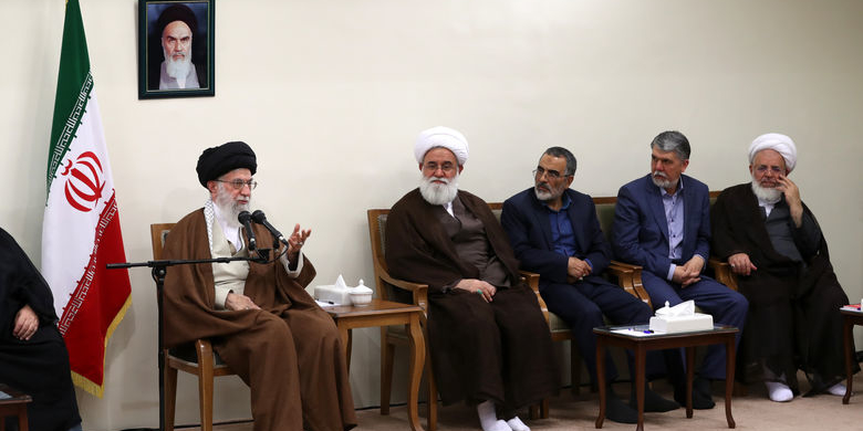 دیدار دستاندرکاران همایش بزرگداشت مرحوم آیت الله حاج سیدمصطفی خمینی دیدار دستاندرکاران همایش بزرگداشت مرحوم آیت الله حاج سیدمصطفی خمینی