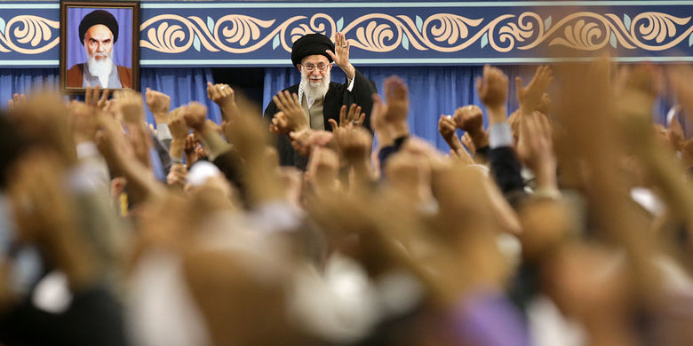قائد الثورة الإسلامية المعظم يستقبل حشداً من أهالي مدينة قم المقدسة قائد الثورة الإسلامية المعظم يستقبل حشداً من أهالي مدينة قم المقدسة