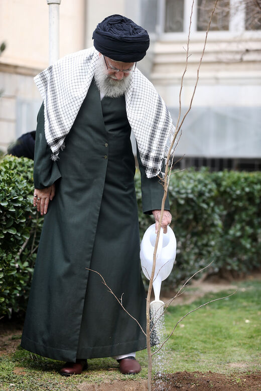 ท่านผู้นำสูงสุดการปฏิวัติอิสลาม ได้ปลูกต้นกล้า 3 ต้น เนื่องในวันปลูกต้นไม้แห่งชาติ