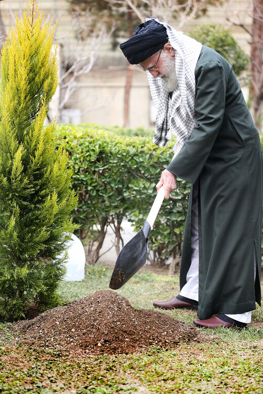 ท่านผู้นำสูงสุดการปฏิวัติอิสลาม ได้ปลูกต้นกล้า 3 ต้น เนื่องในวันปลูกต้นไม้แห่งชาติ