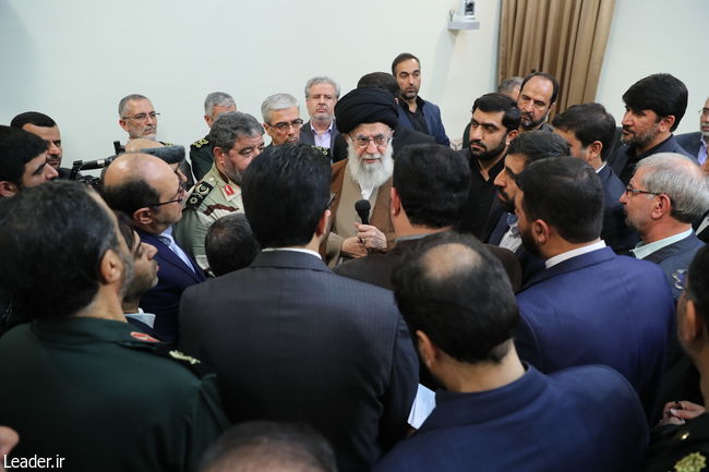 قائد الثورة الإسلامية المعظم يستقبل رئيس ومسؤولي مؤسسة الدفاع المدني