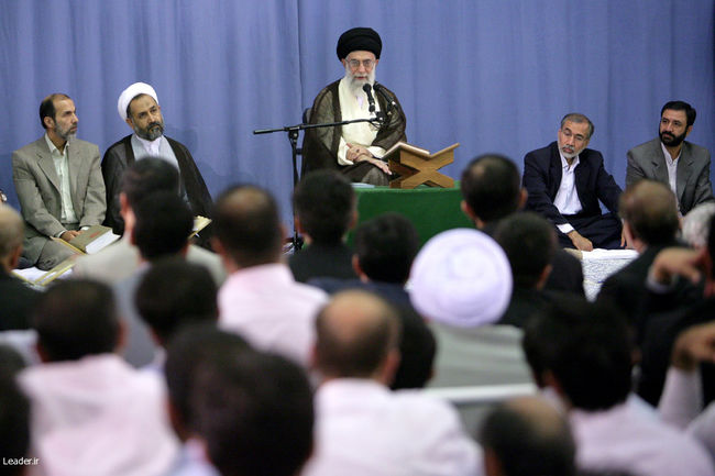 برگزاری محفل معنوی ضیافت نور و انس با قرآن در حسینیه امام خمینی (ره)