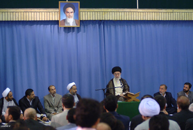 برگزاری محفل معنوی ضیافت نور و انس با قرآن در حسینیه امام خمینی (ره)