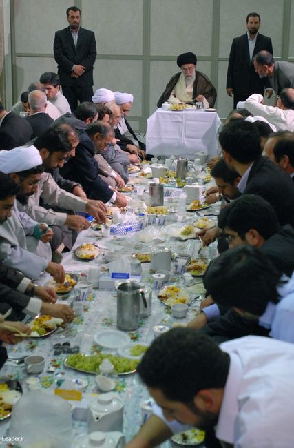 برگزاری محفل معنوی ضیافت نور و انس با قرآن در حسینیه امام خمینی (ره)
