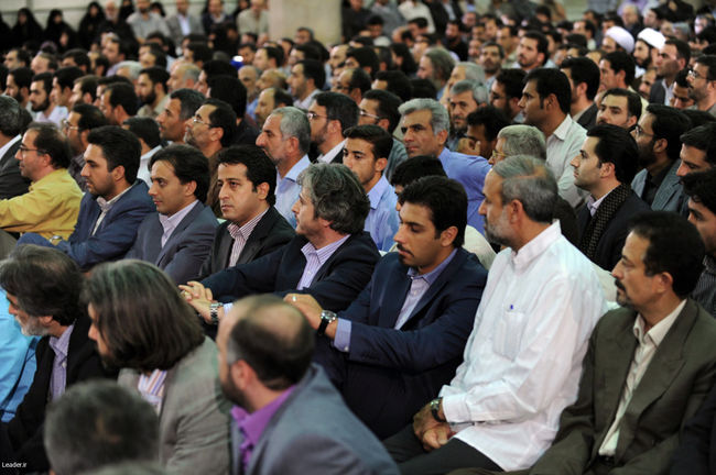 ديدار جمعي از هنرمندان، كارگردانان، نويسندگان، شعرا و فعالان عرصه فرهنگ و هنر