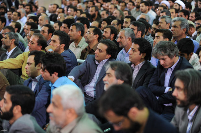 ديدار جمعي از هنرمندان، كارگردانان، نويسندگان، شعرا و فعالان عرصه فرهنگ و هنر