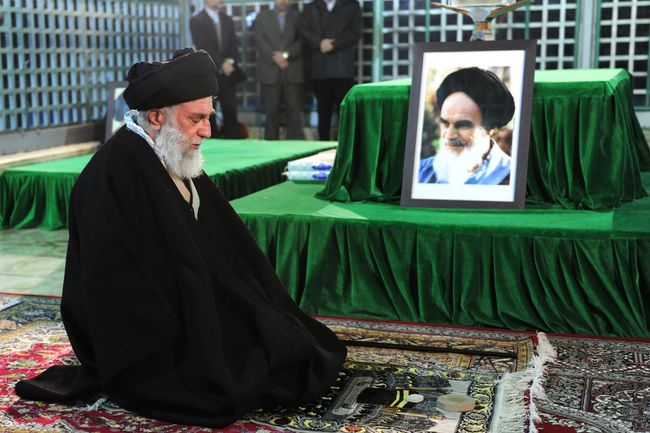 حضور رهبر معظم انقلاب اسلامی در مرقد مطهر امام راحل
