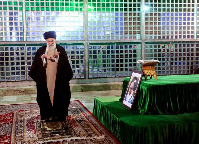 حضور رهبر معظم انقلاب اسلامی در مرقد مطهر امام راحل
