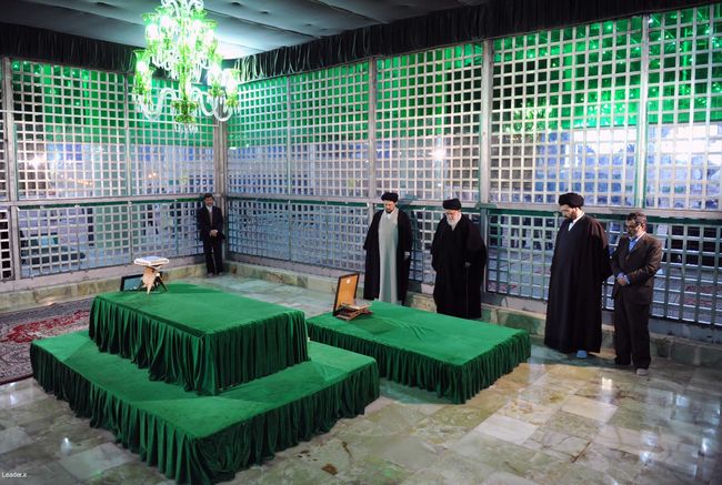 حضور رهبر معظم انقلاب اسلامی در مرقد مطهر امام راحل
