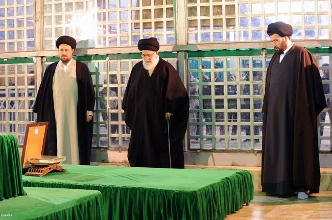 حضور رهبر معظم انقلاب اسلامی در مرقد مطهر امام راحل