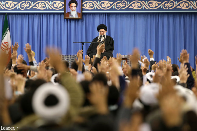 قائد الثورة الإسلامية المعظم يستقبل حشداً من أهالي مدينة قم المقدسة