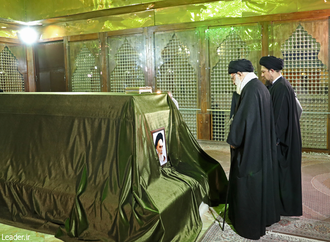 رہبر انقلاب اسلامی امام راحل کے مزار اور شہداء کی قبور پر