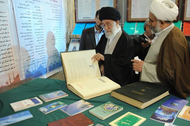 بازدید از نمايشگاه دستاوردهاي پژوهشي حوزه علميه قم
