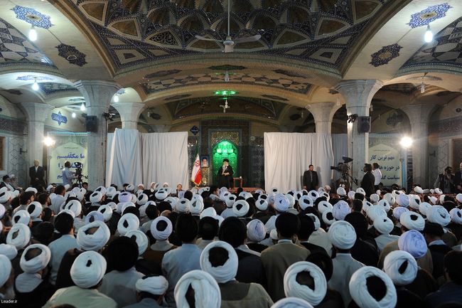 دیدار جمعی از اساتید، فضلا و طلاب نخبه ی حوزه علمیه قم