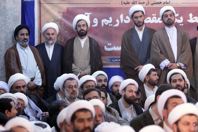 دیدار جمعی از اساتید، فضلا و طلاب نخبه ی حوزه علمیه قم