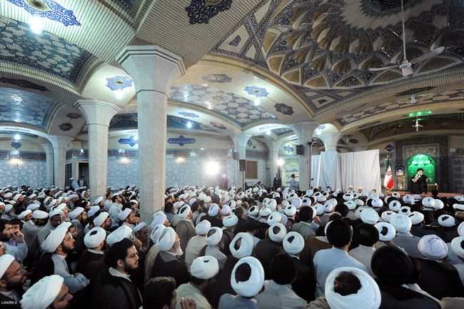 دیدار جمعی از اساتید، فضلا و طلاب نخبه ی حوزه علمیه قم