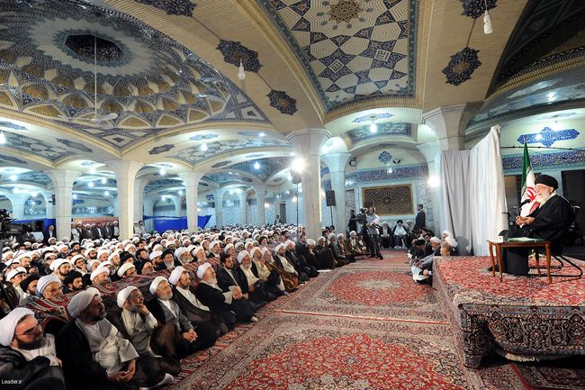 دیدار جمعی از اساتید، فضلا و طلاب نخبه ی حوزه علمیه قم