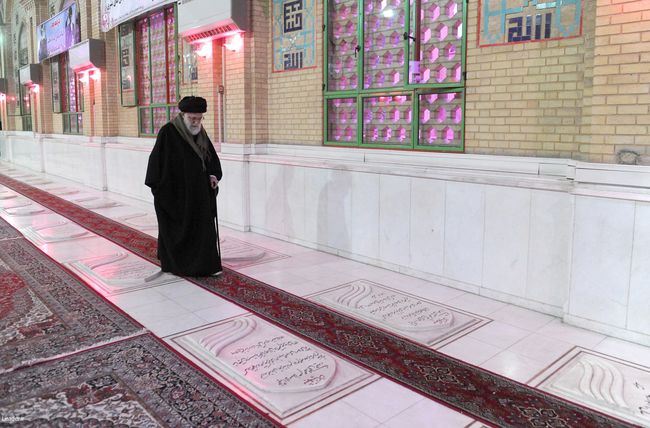 حضور در مرقد مطهر امام راحل (ره)، مزار شهدای هفتم تیر و گلزار شهدای بهشت زهرا