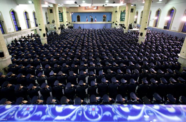 دیدار جمع زیادی از فرماندهان، افسران، خلبانان و کارکنان نیروی هوایی ارتش