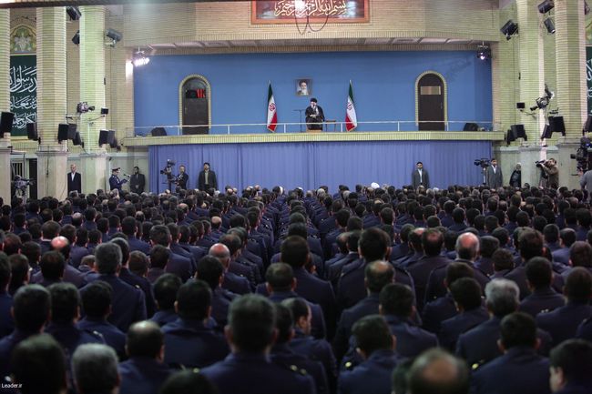 دیدار جمع زیادی از فرماندهان، افسران، خلبانان و کارکنان نیروی هوایی ارتش