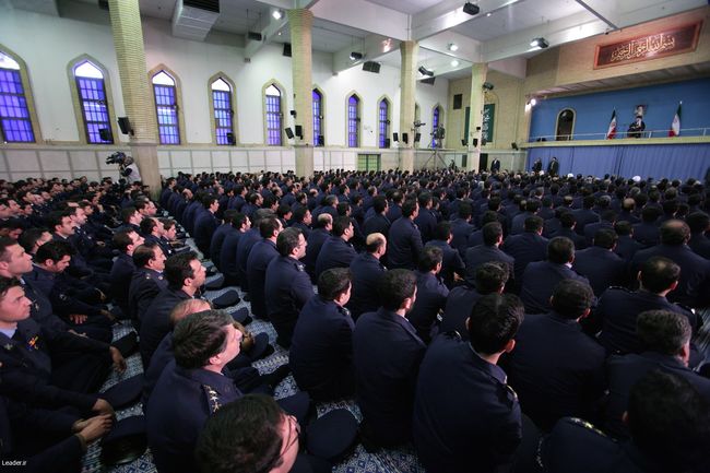 دیدار جمع زیادی از فرماندهان، افسران، خلبانان و کارکنان نیروی هوایی ارتش
