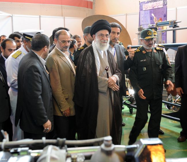 فرمانده كل قوا در بازدید از نمایشگاه دستاوردهای تحقیقاتی نیروهای مسلح