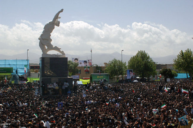 جمع مردم استان کردستان‌ در میدان آزادی سنندج‌ 22/اردیبهشت/1388