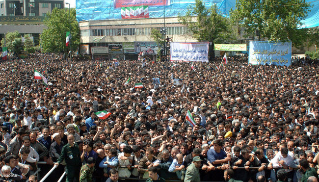 جمع مردم استان کردستان‌ در میدان آزادی سنندج‌ ۲۲/اردیبهشت/۱۳۸۸