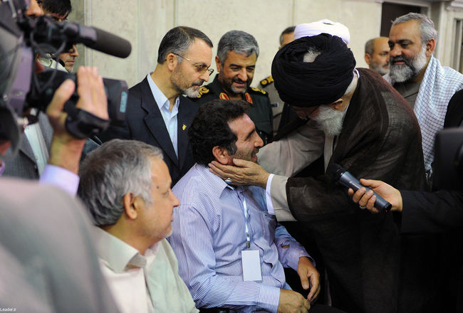دیدار رهبر معظم انقلاب اسلامی با شماری از جانبازان قطع نخاعی