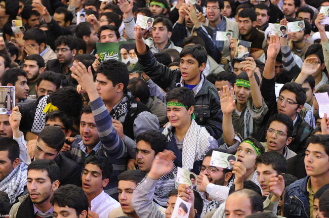 رهبر معظم انقلاب اسلامی  در دیدار پرشور هزاران نفر از دانش آموزان و دانشجویان: با يكصد سند غيرقابل خدشه آبروی آمريكا را مي بريم