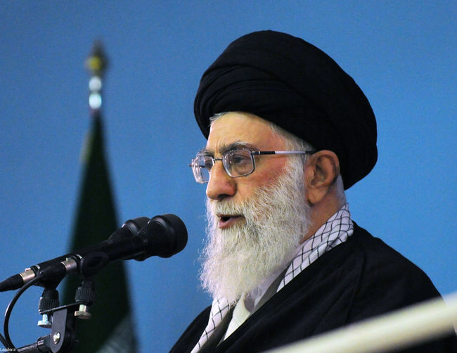 رهبر معظم انقلاب اسلامی  در دیدار پرشور هزاران نفر از دانش آموزان و دانشجویان: با يكصد سند غيرقابل خدشه آبروی آمريكا را مي بريم