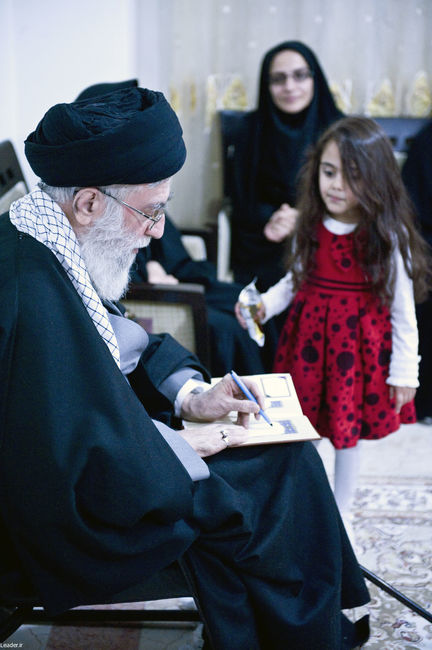 حضور رهبر معظم انقلاب اسلامی در منزل شهیدان احمدی روشن و رضایی نژاد