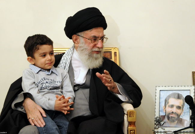 حضور رهبر معظم انقلاب اسلامی در منزل شهیدان احمدی روشن و رضایی نژاد