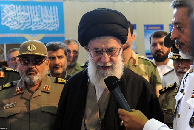 بازدید از نمایشگاه دستاوردهای ارتش جمهوری اسلامی ایران