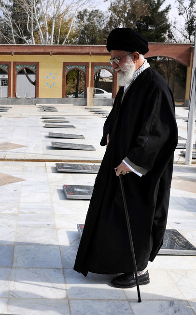 حضور رهبر معظم انقلاب در گلزار شهدای شهرستان شیروان
