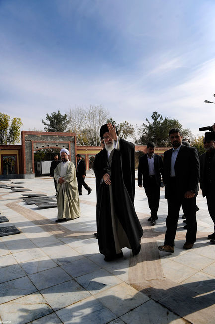 حضور رهبر معظم انقلاب در گلزار شهدای شهرستان شیروان