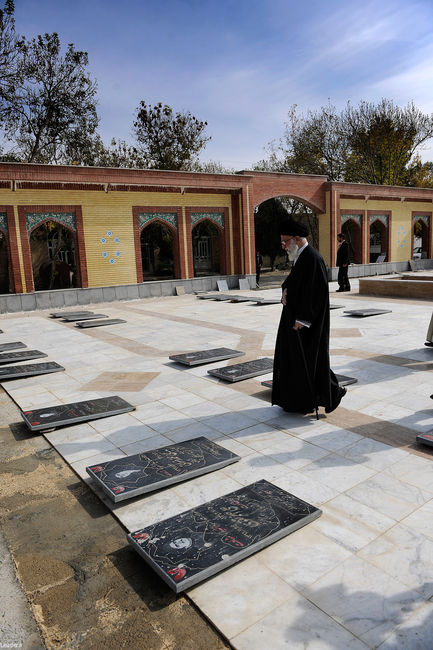 حضور رهبر معظم انقلاب در گلزار شهدای شهرستان شیروان