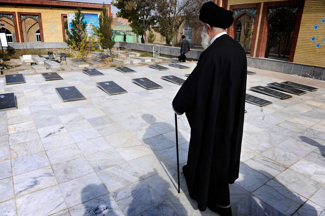 حضور رهبر معظم انقلاب در گلزار شهدای شهرستان شیروان