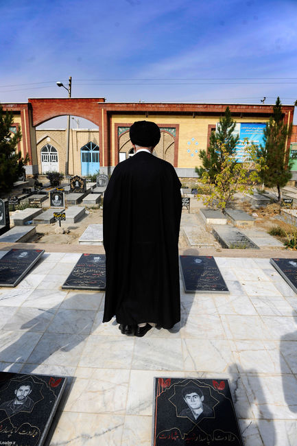 حضور رهبر معظم انقلاب در گلزار شهدای شهرستان شیروان