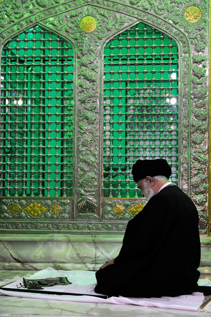 حضور رهبر انقلاب در گلزار شهدای بجنورد و زیارت امامزاده سید عباس ابن موسی(ع)