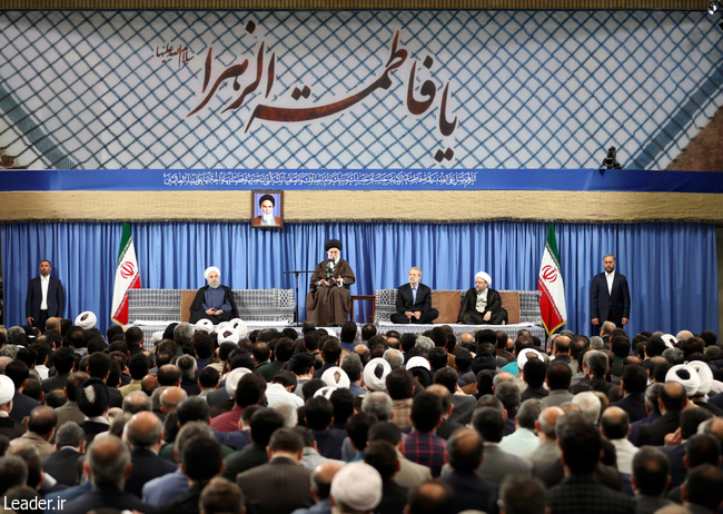 قائد الثورة الإسلامية المعظم یستقبل مسؤولي النظام وسفراء الدول الإسلامية