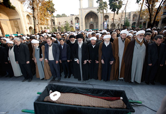 اقامه نماز رهبر انقلاب بر پیكر آیت الله آقامجتبی تهرانی