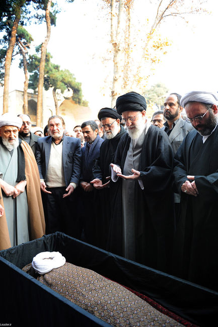 اقامه نماز رهبر انقلاب بر پیكر آیت الله آقامجتبی تهرانی