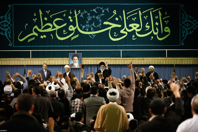 دیدار جمعی از مسئولان نظام و میهمانان کنفرانس وحدت اسلامی با مقام معظم رهبری