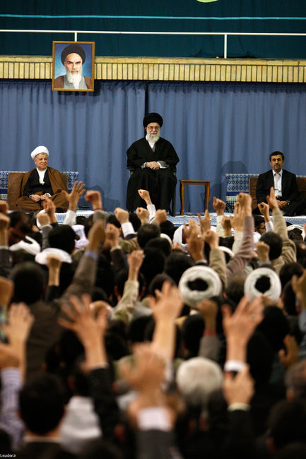 دیدار جمعی از مسئولان نظام و میهمانان کنفرانس وحدت اسلامی با مقام معظم رهبری