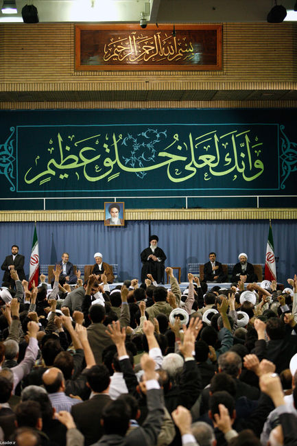 دیدار جمعی از مسئولان نظام و میهمانان کنفرانس وحدت اسلامی با مقام معظم رهبری